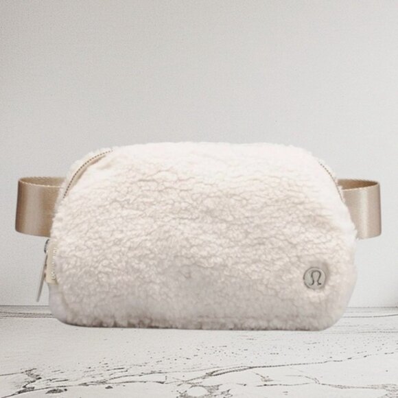 RARE! NEW Lululemon Everywhere FLEECE Belt Bag 1L SILVER Hardware *Sherpa Unisex - Picture 1 of 11